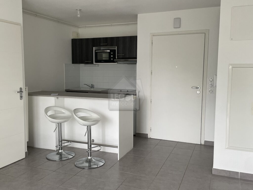 Appartement 2 pieces - coin cuisine équipé