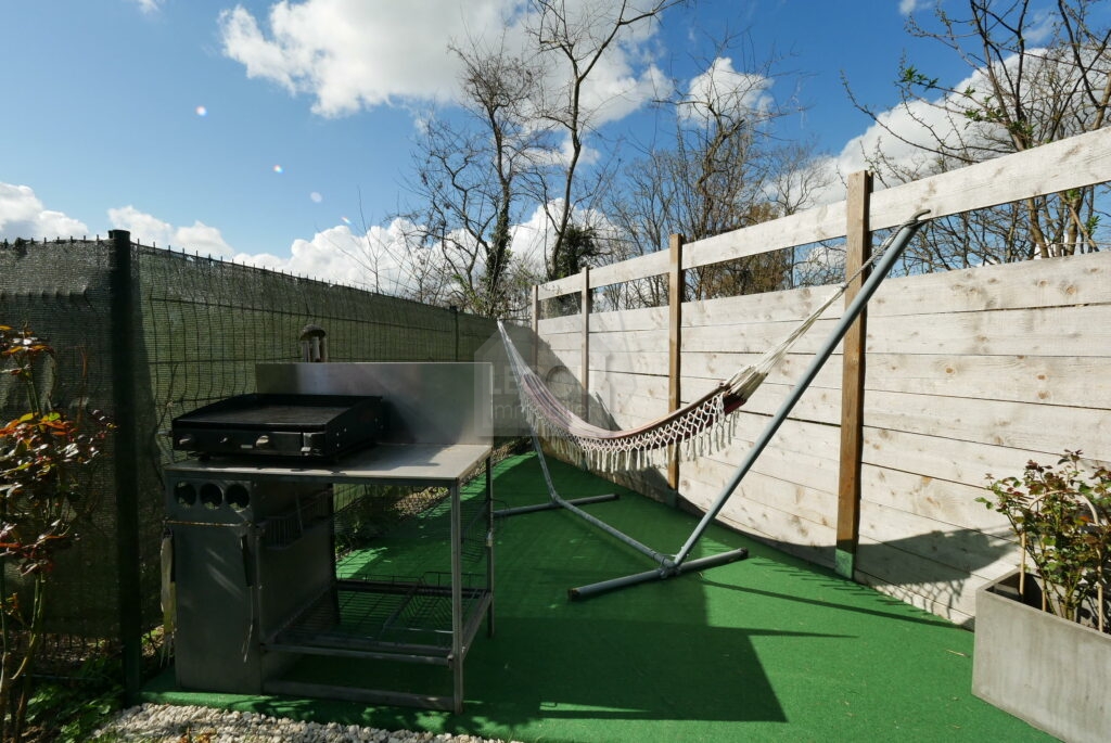 exterieur-coin_BBQ-jardin-320-LECOUimmobilier